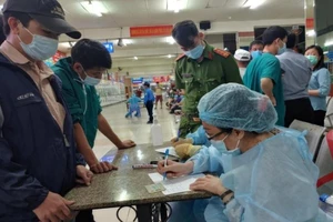 Bác sĩ làm thơ tặng nhân viên y tế xuyên đêm chống COVID-19