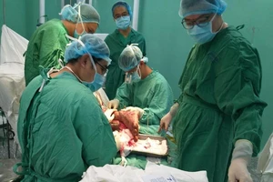 Giữ lại chân trái dập nát để bệnh nhân được đi chúc Tết 