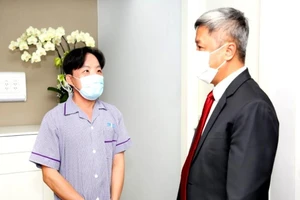 Bộ Y tế khen thưởng bệnh viện lột bỏ 'mặt quỷ' cho anh Mến 