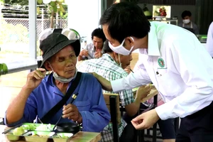 No lòng suất cơm 0 đồng giữa mùa COVID-19