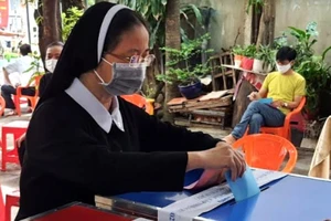 Cử tri Công giáo phường 9, Gò Vấp dầm mưa đi bỏ phiếu bầu cử