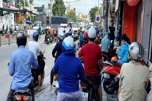 Nhiều người vẫn vô tư ăn tại chỗ, không mang khẩu trang 