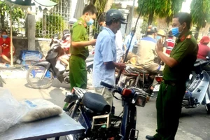 Bị phạt 2 triệu vì mang cần đi câu mà không đeo khẩu trang