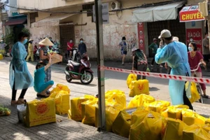 Gò Vấp hỗ trợ lương thực cho dân 5 khu vực phong tỏa ở phường 9 