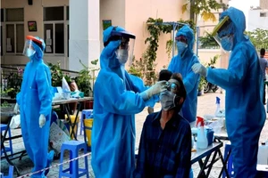 Người trong khu vực phong tỏa ở quận 4, TP.HCM vẫn qua lại với nhau