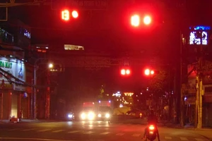 Dân TP.HCM không vượt đèn đỏ cho dù vắng xe giữa mùa COVID-19