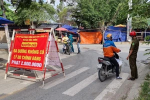 TP.HCM: Túm tụm mua bán trái cây giữa dịch COVID-19, ba người bị phạt