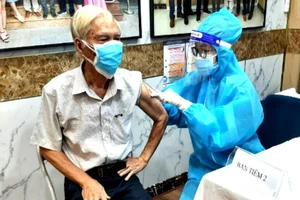 Gò Vấp giải thích lý do tiêm AstraZeneca cho người trên 65 tuổi không bệnh nền