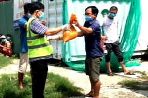 Chủ tịch xã thông tin về clip 'gạo trong nhà tổ trưởng không phát cho dân nghèo'