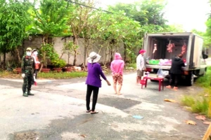 Hóc Môn, TP.HCM: Trả lại tiền cho bà con do mua giùm thịt, cá kém tươi