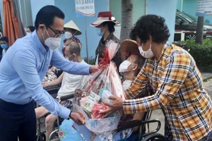 Bệnh nhân neo đơn được chăm sóc miễn phí trong những ngày Tết