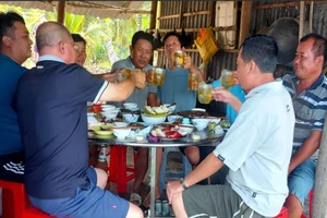 Về quê bạn ăn Tết