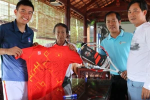 Đấu giá vợt tennis và áo có chữ ký Lý Hoàng Nam để làm từ thiện