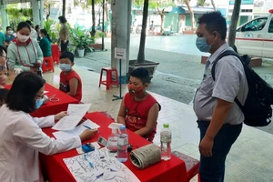 TP.HCM: Xe tới trường tiêm vaccine COVID-19 cho học sinh
