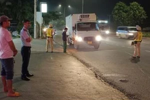 Phạt xe chở heo sống để chất thải rơi vãi trên đường