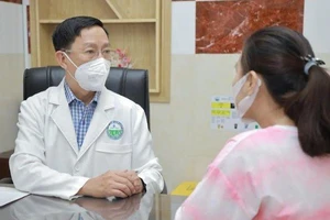 Tự tạo vết thương do dùng nhíp gắp 'con gì đang bò trên da'