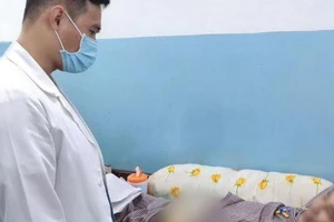 Làm hậu môn nhân tạo cho người đàn ông 61 tuổi bị xương cá 'quậy banh'