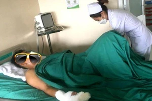 TP.HCM: Đang chạy xe, người đàn ông bị dây diều quấn chặt cổ và tay