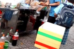 Phụ huynh TP.HCM lo con đau bụng, ngộ độc vì thức ăn trước cổng trường