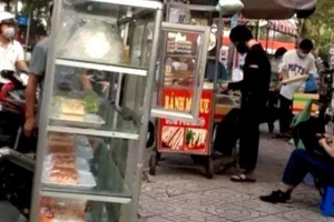 TP.HCM: Trường học và UBND phường 'bắt tay' dẹp hàng rong 