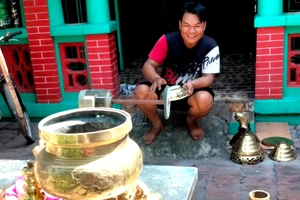 Tự tay đánh bóng lư đồng trong ngày cuối năm