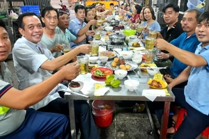 Tết đến, láng giềng xí xóa mọi chuyện năm cũ 