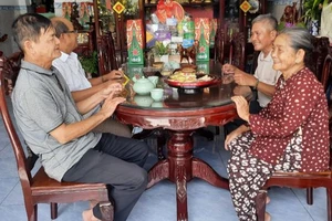 Đầu năm chúc Tết láng giềng