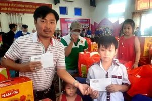 Nhiều đơn vị đồng hành 'Cùng ngư dân thắp sáng đèn trên biển'