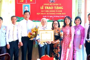 Quận ủy quận 12 tới nhà trao Huy hiệu cho Đảng viên lớn tuổi