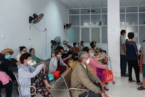 Nắng nóng hầm hập, bệnh nhân TP.HCM nói bệnh viện mát hơn ở nhà 