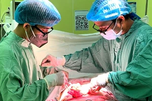 2 bệnh viện phối hợp cứu người phụ nữ nằm bất động ngoài đường