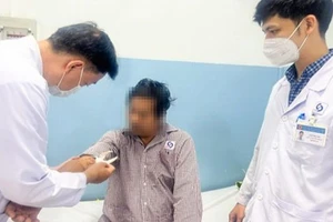 Điều trị túi phình động mạch hiếm gặp bằng phương pháp mổ hybrid