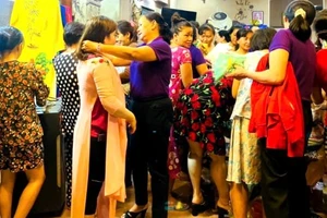 TP.HCM: Tặng áo dài cho phụ nữ khó khăn nhân ngày 20-10