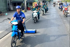 Hút đinh trên Quốc lộ để người đi xe hai bánh không phập phồng khi du xuân