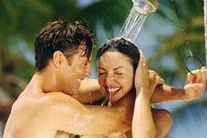 "Yêu" dưới vòi sen, "yêu" trên sàn nhà