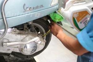 Thay dầu cho xe Vespa: Những điều ít người biết