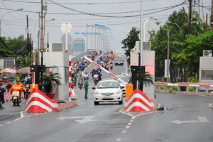 Chính thức tăng phí qua cầu Bình Triệu và xa lộ Hà Nội