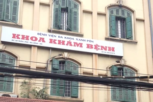 Con gái vào bệnh viện cắt chân mẹ