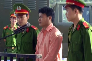 Nhậu chung, con 19 tuổi đánh cha đến chết