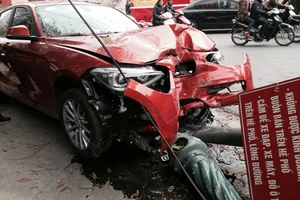 Xe BMW đâm đổ cột đèn, túi khí không bung 