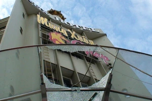 Kính trần khách sạn Rex vỡ tan trên đầu nữ du khách