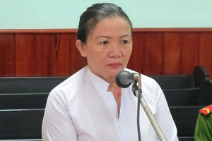 Một phụ nữ trùm quần lên đầu chánh án lôi đi làm nhục