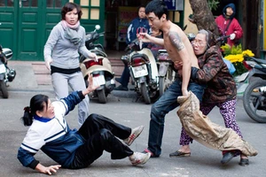 Vụ 'dùng kéo đâm người giữa phố': Bị ảo giác do ma túy?