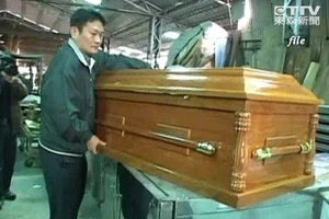 Thưởng Tết bằng…quan tài