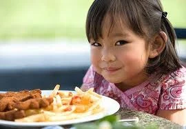 Giúp bé ăn ngoan ngày tết