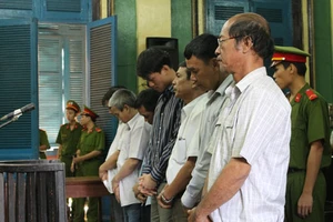 Xét xử đường dây 'chạy' hồi gia