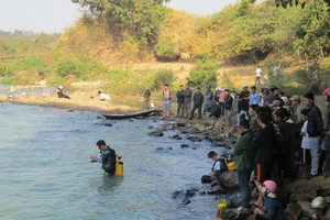 Hai sinh viên chết đuối khi tắm thác nước