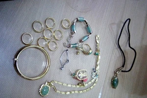 Em dâu bày mưu trộm két của chị chồng 