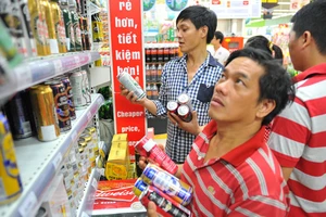 Mua rượu bia, thuốc lá: Phải trả thêm thuế