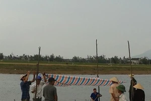 Thi thể nữ giới nằm sấp trôi sông